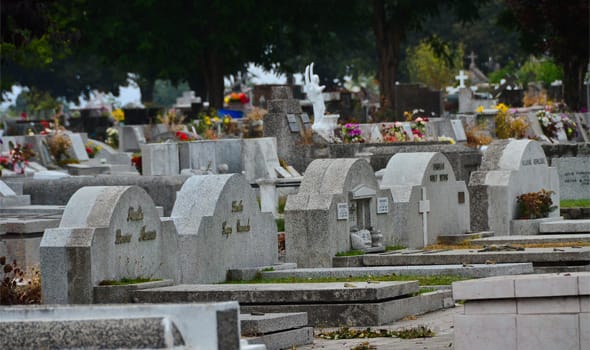 Mujer sacó cuerpo de su madre del cementerio y lo tuvo en su casa por tres días