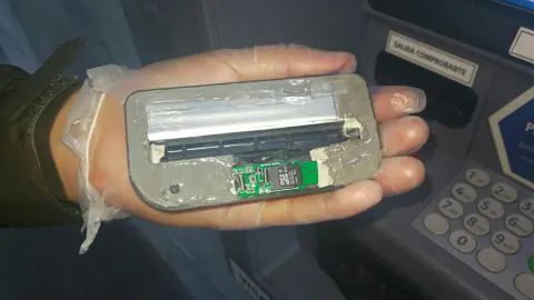 Carabineros extrajo skimmer de céntrico cajero en Concepción