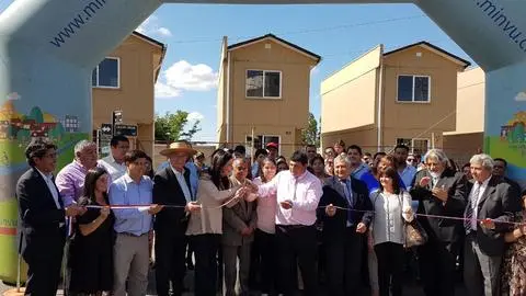 Nueva vida para más de 80 familias de Negrete: recibieron las llaves de su casa propia