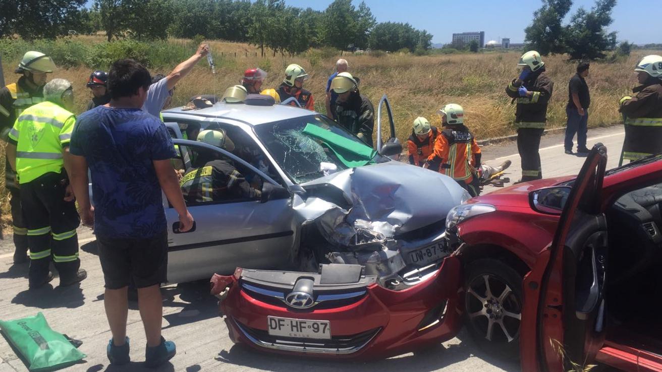 Dos automóviles colisionaron frontalmente en las cercanías del Casino Marina del Sol