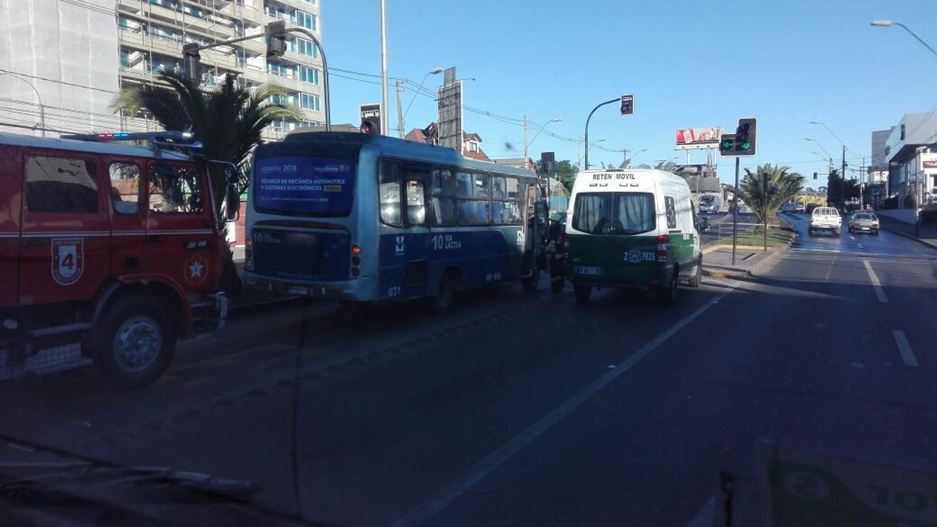 Una mujer resultó lesionada tras una colisión entre un microbús y un vehículo en Concepción