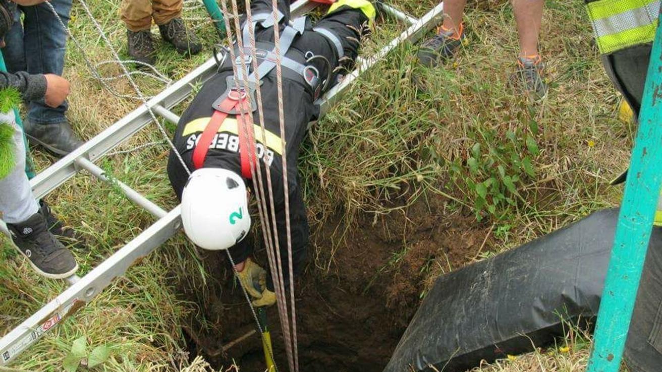 Así concluyó dramático operativo de rescate para salvar a caballo atrapado en un pozo