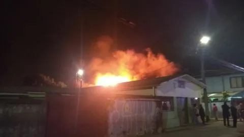 Enorme incendio destruye múltiples viviendas durante la madrugada en Coronel
