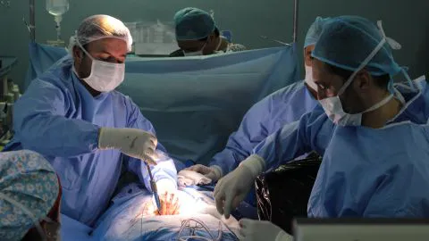 Moderna técnica de intervención de columna presentó médico español en Hospital Higueras