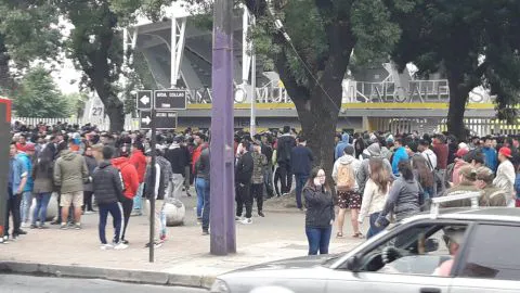 Molestia entre los hinchas por caótica venta de entradas para duelo entre Huachipato y Colo Colo
