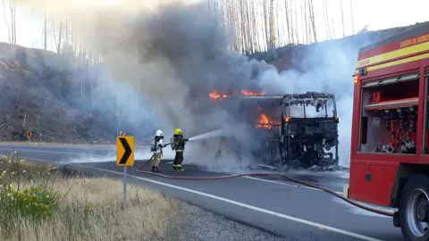 Bus se incendió en medio de la ruta que une Concepción con Florida