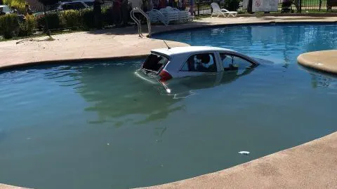 Joven confunde marcha y termina con su auto en piscina en Valparaíso