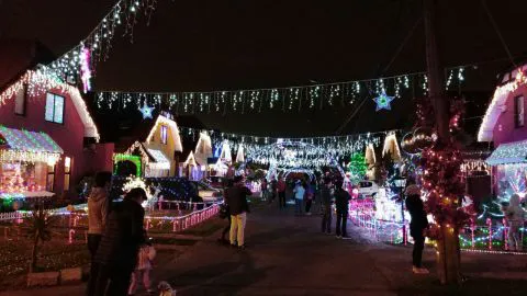Espectaculares adornos navideños iluminan un pasaje en Talcahuano