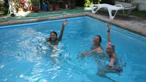 Insólito: Sorprenden a director con cinco alumnas en una piscina