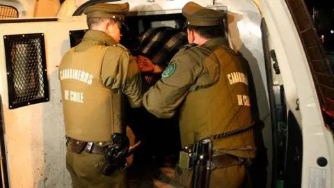 Hombre fue detenido en Concepción por arrojar tierra en la cara y golpear a Carabinero