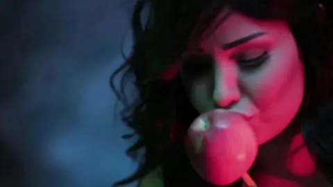 Condenan a la cárcel a cantante egipcia por video clip “subido de tono”