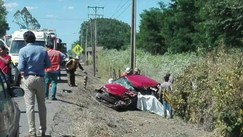 Triple colisión fatal con camión volcado obliga a cerrar ruta Los Ángeles Nacimiento