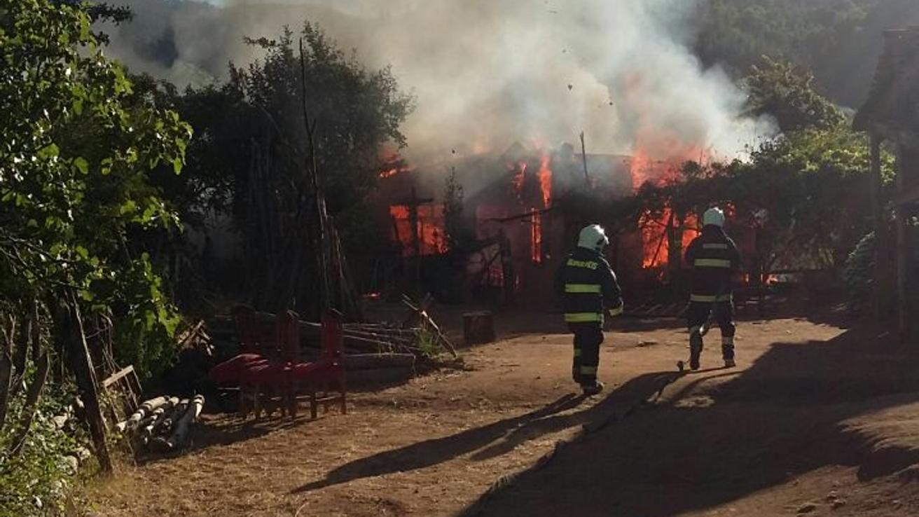 Enormes llamas consumen por completo una vivienda en el sector Copiulemu