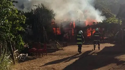 Enormes llamas consumen por completo una vivienda en el sector Copiulemu