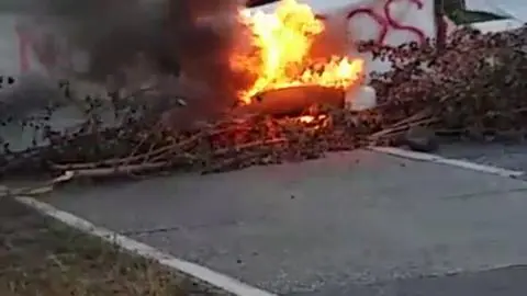 Con barricadas vecinos piden ayuda urgente para frenar ola de robos en Punta de Parra