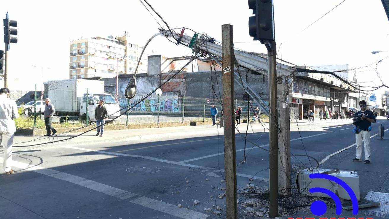 Camión destrozó poste de la luz en pleno centro de Concepción