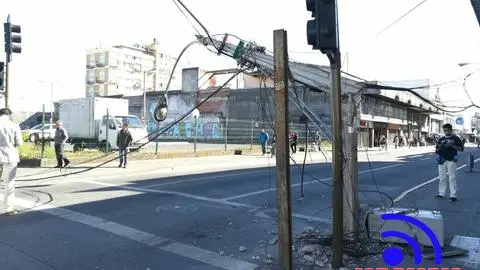 Camión destrozó poste de la luz en pleno centro de Concepción