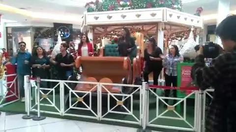 Cantantes penquistas sorprendieron con intervención navideña en Mall del Trébol