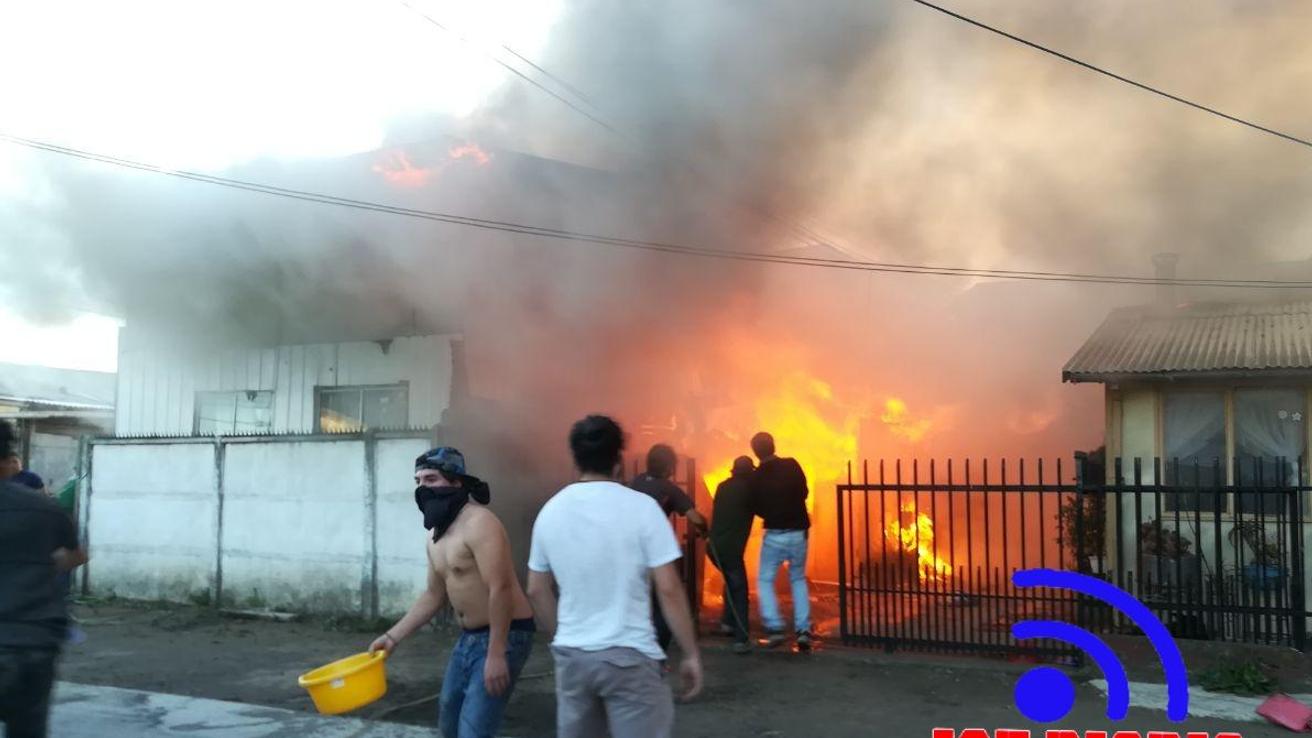 Violento incendio consume al menos dos viviendas en el sector Candelaria