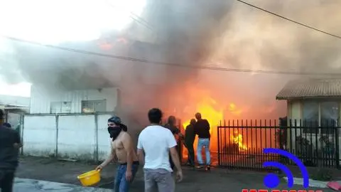 Violento incendio consume al menos dos viviendas en el sector Candelaria