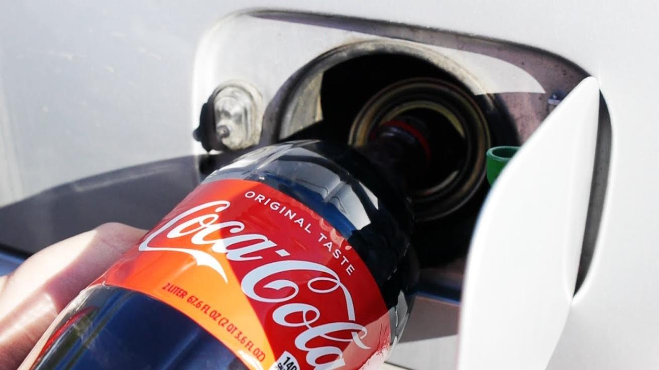 ¿Qué sucede si le echas Coca Cola al estanque del auto?