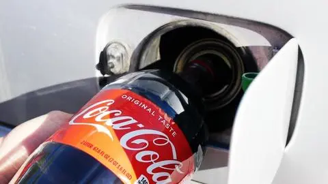 ¿Qué sucede si le echas Coca Cola al estanque del auto?
