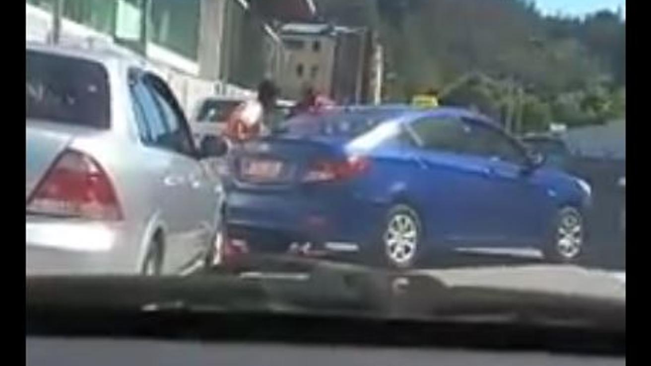 Taxista y cuidador de autos protagonizan salvaje pelea frente a Terminal Collao