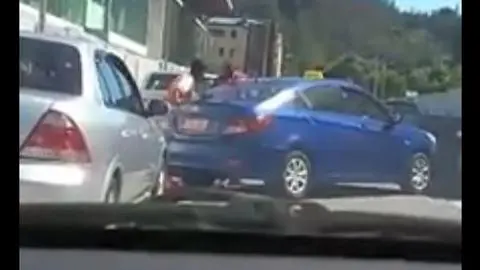 Taxista y cuidador de autos protagonizan salvaje pelea frente a Terminal Collao