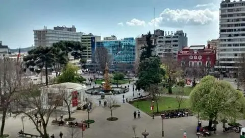El round tuitero entre Jorge Baradit y la Municipalidad de Concepción