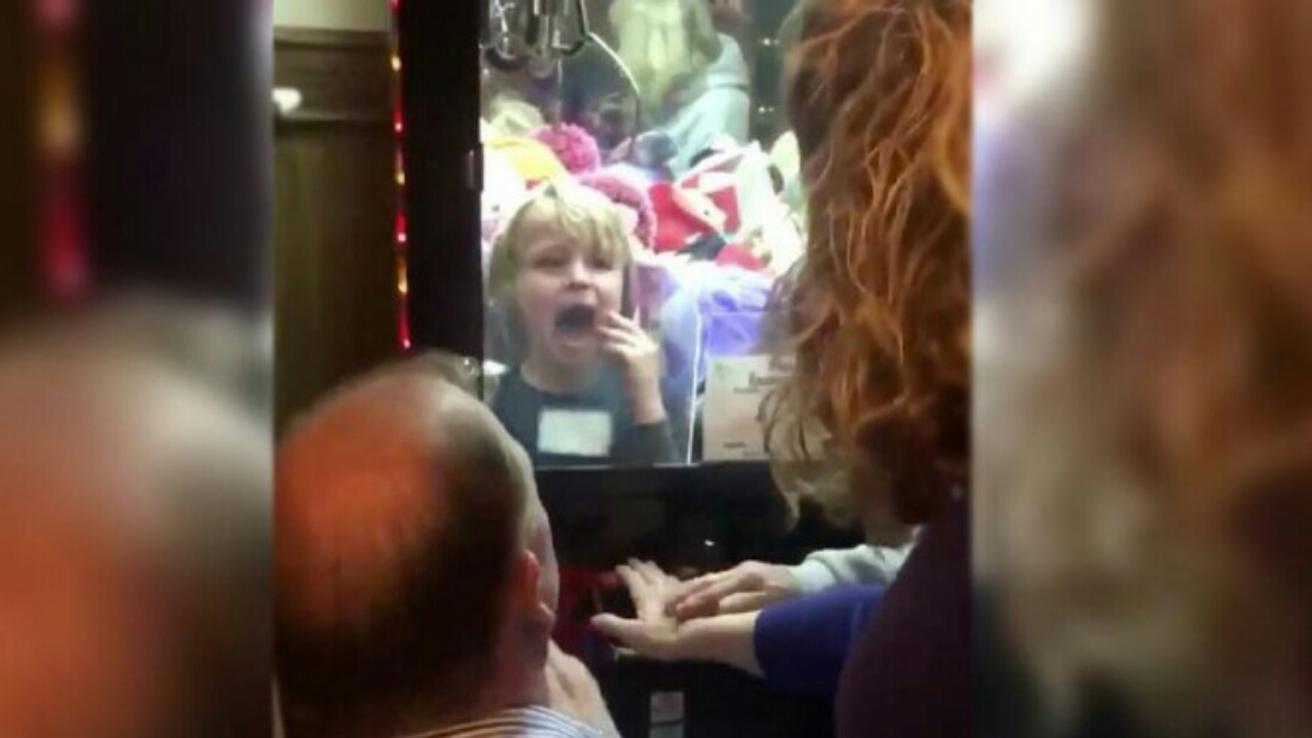 [VIRAL] Niño queda atrapado al interior de una máquina de peluches