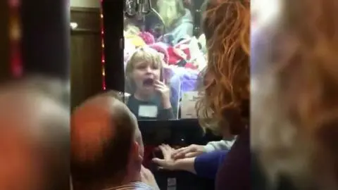 [VIRAL] Niño queda atrapado al interior de una máquina de peluches