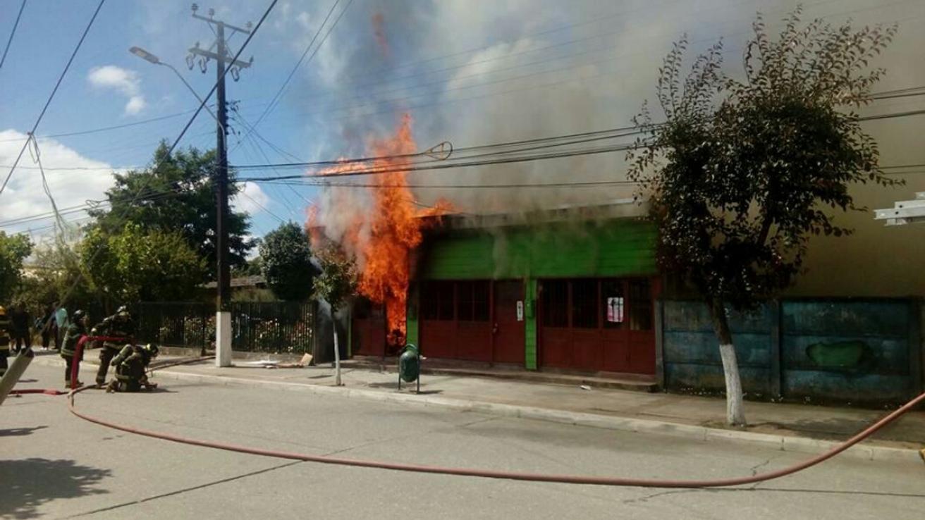 Conmoción por incendio que consumió mueblería en Santa Juana