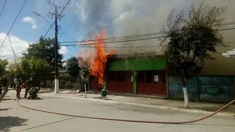 Conmoción por incendio que consumió mueblería en Santa Juana