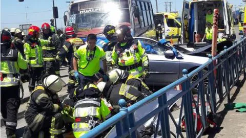 Múltiples lesionados deja violenta colisión de taxibús y autmóvil en Talcahuano