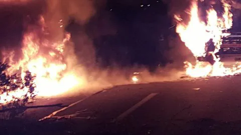 [VIDEO] Ataque incendiario en La Araucanía deja 4 camiones quemados y bus de trabajadores secuestrado