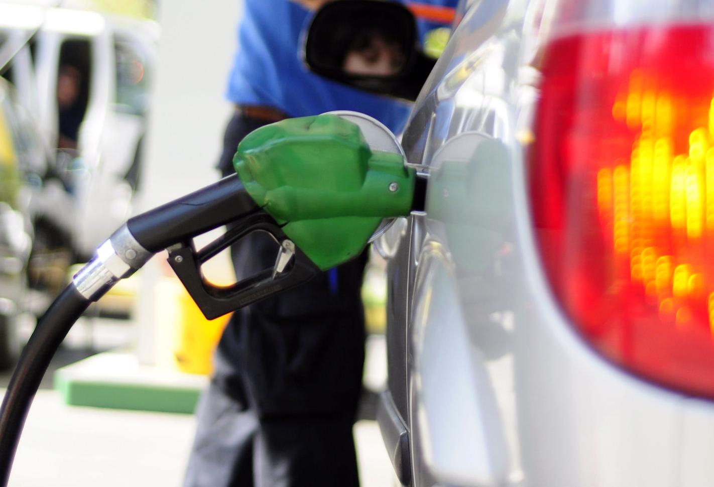 Nuevamente las bencinas bajarán de precio a partir del jueves