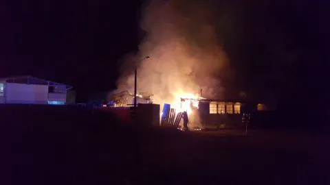 Terrible incendio consume parte de liceo en Cañete