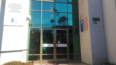 Atacan oficina de Gobierno en Concepción en contra de venida del Papa