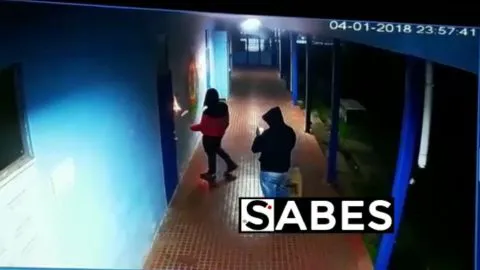 [VIDEO] Dos sujetos inician el incendio que consumió parte de liceo en Cañete