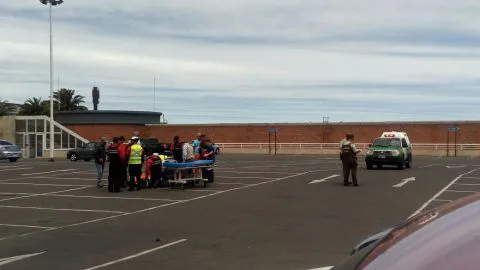 Pareja que andaba con un niño de tres años en vehículo robado atropelló a carabinero y guardia en el mall