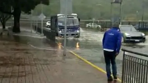 Lluvia inunda calle de poco tiempo de uso en Concepción