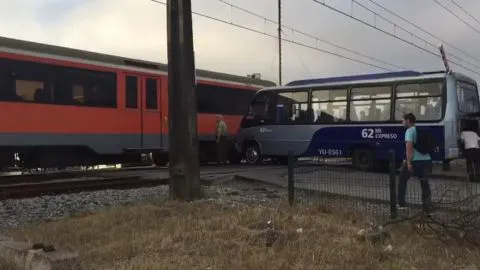 Vecinos evitan que bus sea chocado por biotren
