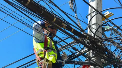 Retirarán cables en desuso de los postes en Lorenzo Arenas