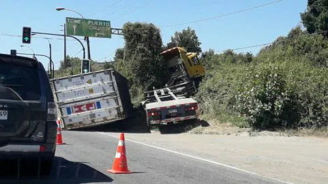 Un camión terminó ‘incrustado’ en el cerro a un costado de la ruta hacia Penco