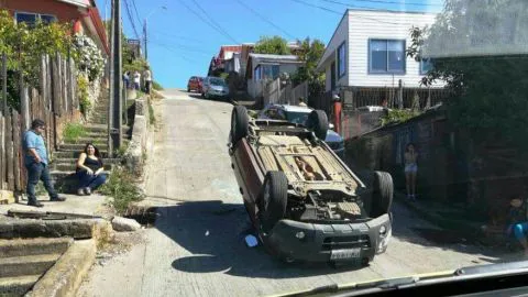 Vehículo terminó volcado en Cerro Alegre de Tomé