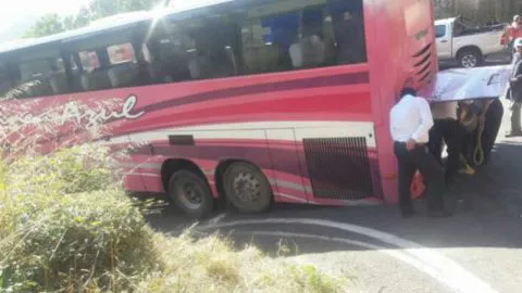 Bus de pasajeros presentó problemas mecánicos justo en la cuesta caracol de Tomé