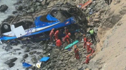 Al menos 25 muertos deja grave accidente carretero en Perú