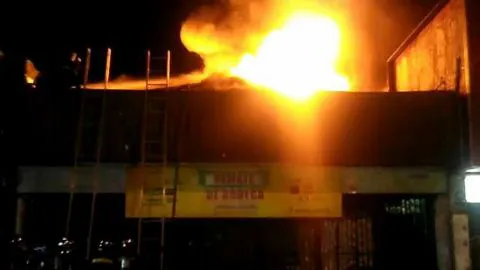 Cuatro emblemáticos locales de Concepción resultaron afectados por gran incendio en Maipú