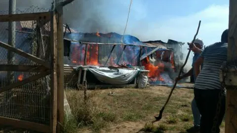 Incendio consume completamente una vivienda en Penco