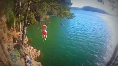 Rocapulco: El peligroso sector donde jóvenes se lanzan a la Laguna Grande